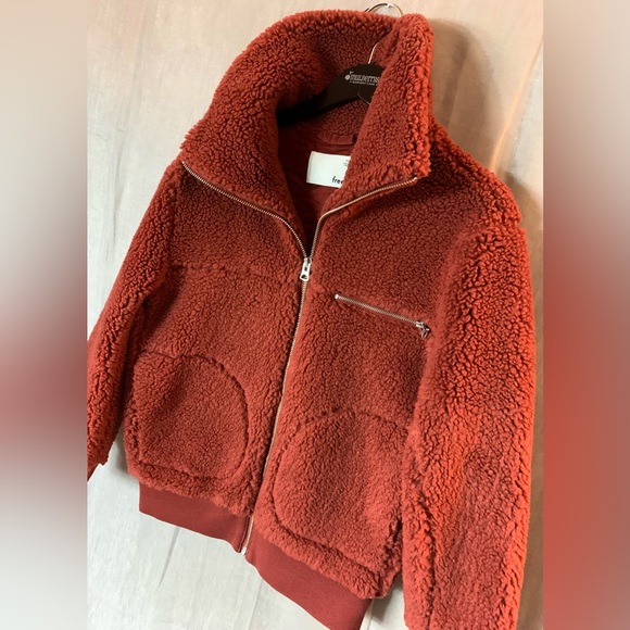 wilfred free x aritzia • the teddy bomber jacket in brick red sherpa fleece xxs - Picture 4 of 8